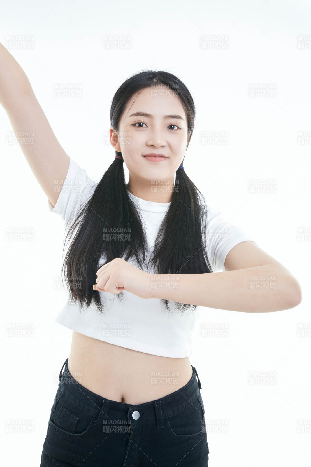 白色背景下的可爱活泼亚洲少女图片