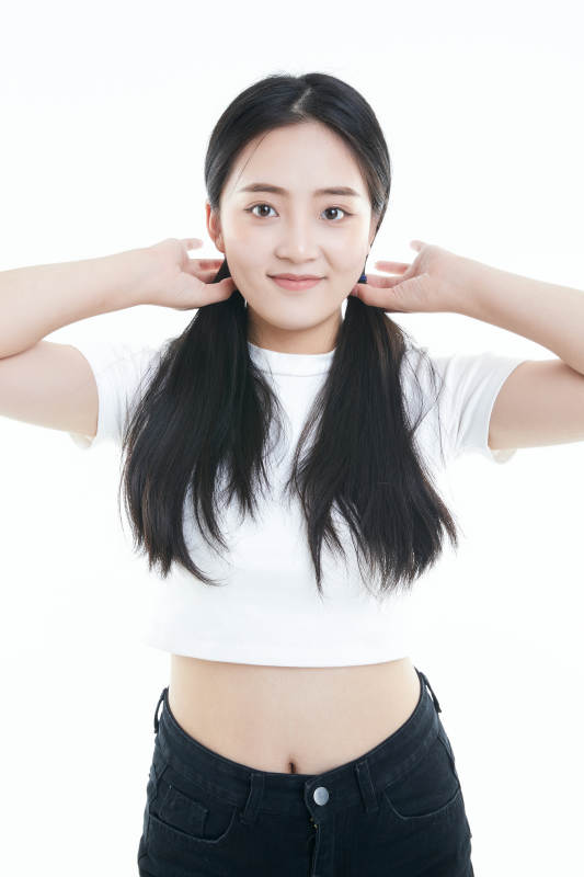 白色背景下的可爱活泼亚洲少女图片