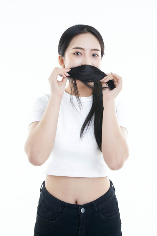 白色背景下的可爱活泼亚洲少女图片