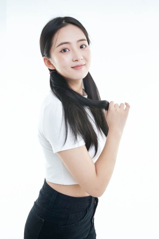 白色背景下的可爱活泼亚洲少女图片