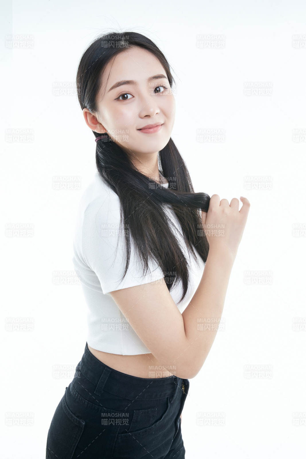 白色背景下的可爱活泼亚洲少女图片