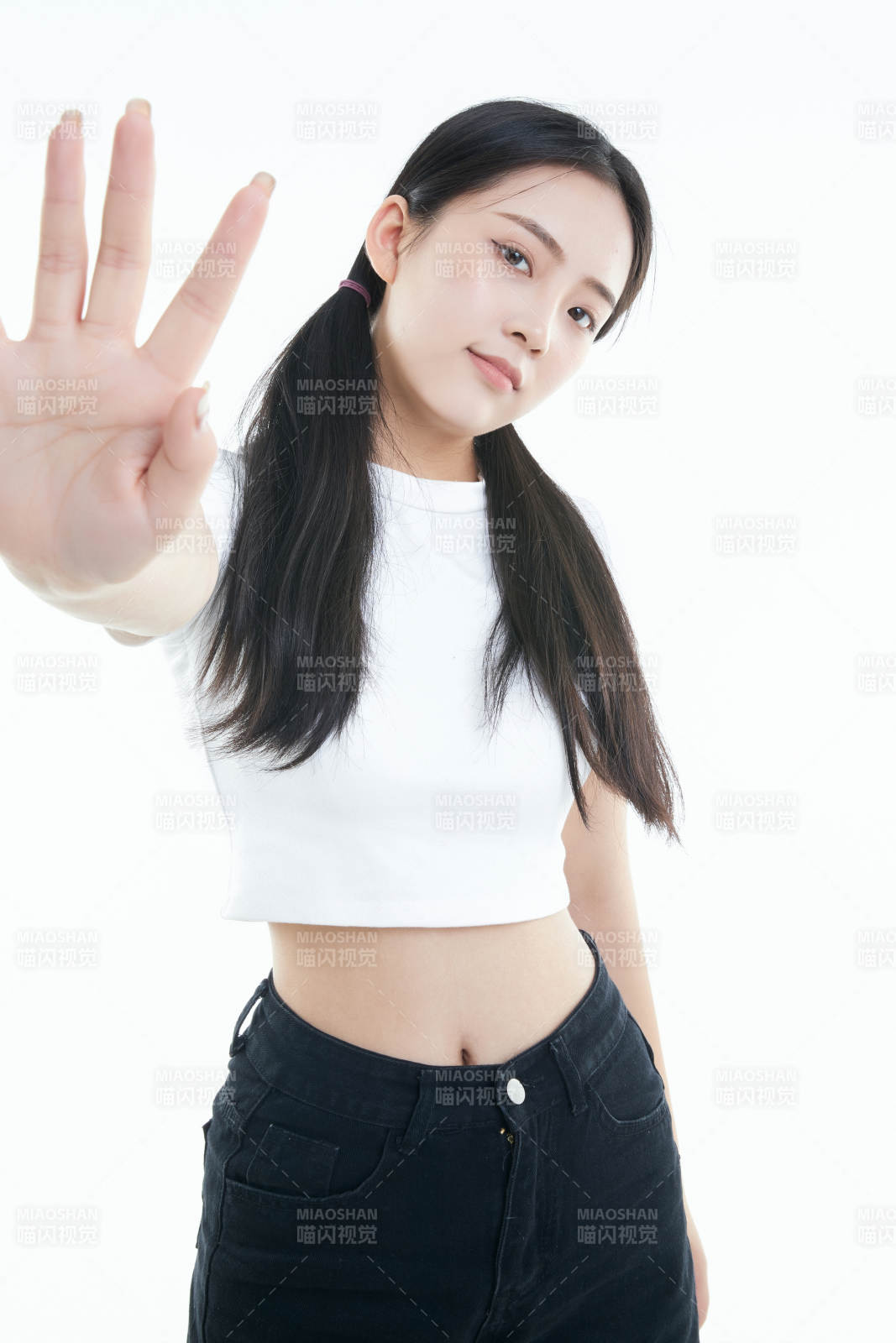 白色背景下的可爱活泼亚洲少女图片