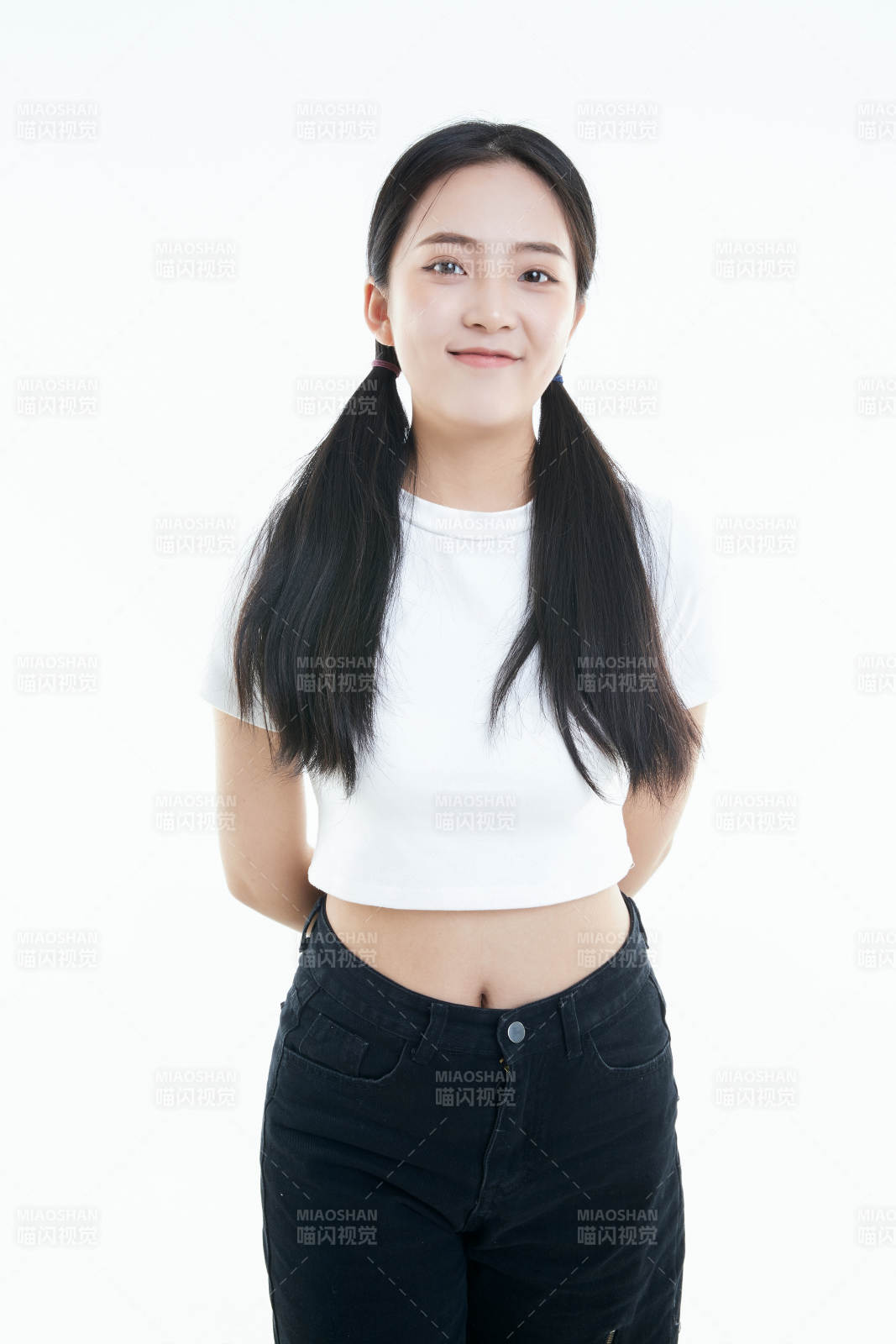 白色背景下的可爱活泼亚洲少女图片