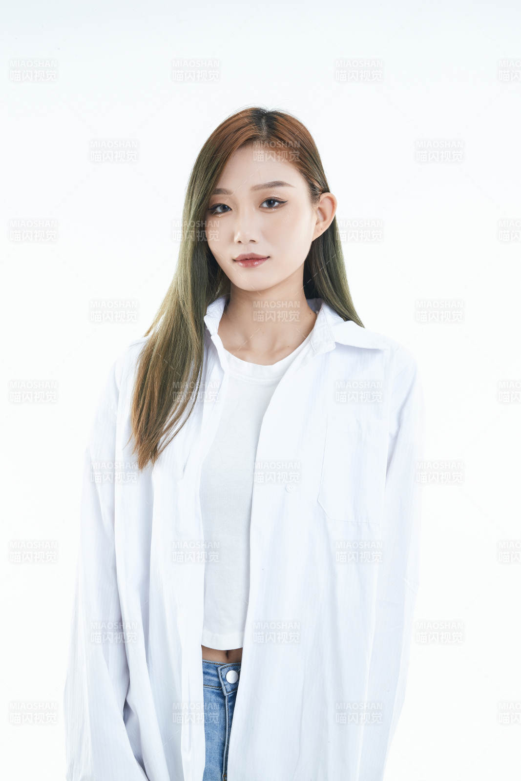 白色背景下的可爱活泼亚洲少女图片