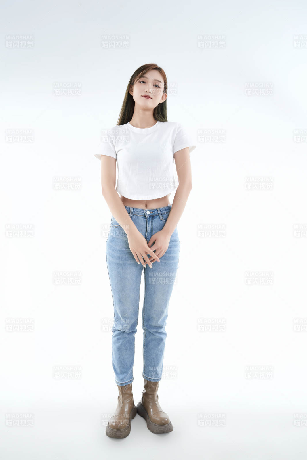 白色背景下的可爱活泼亚洲少女图片