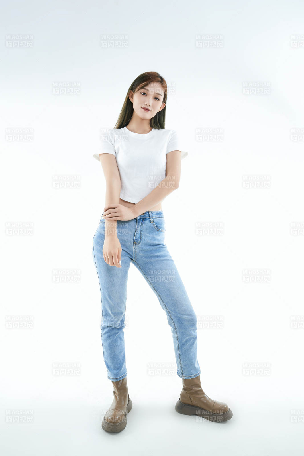 白色背景下的可爱活泼亚洲少女图片