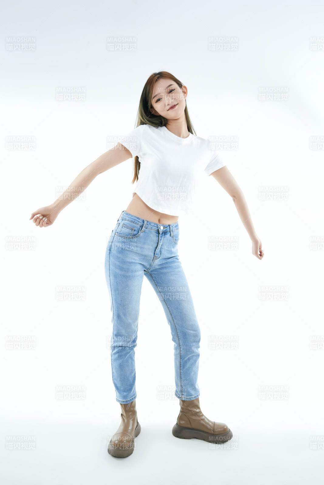 白色背景下的可爱活泼亚洲少女图片