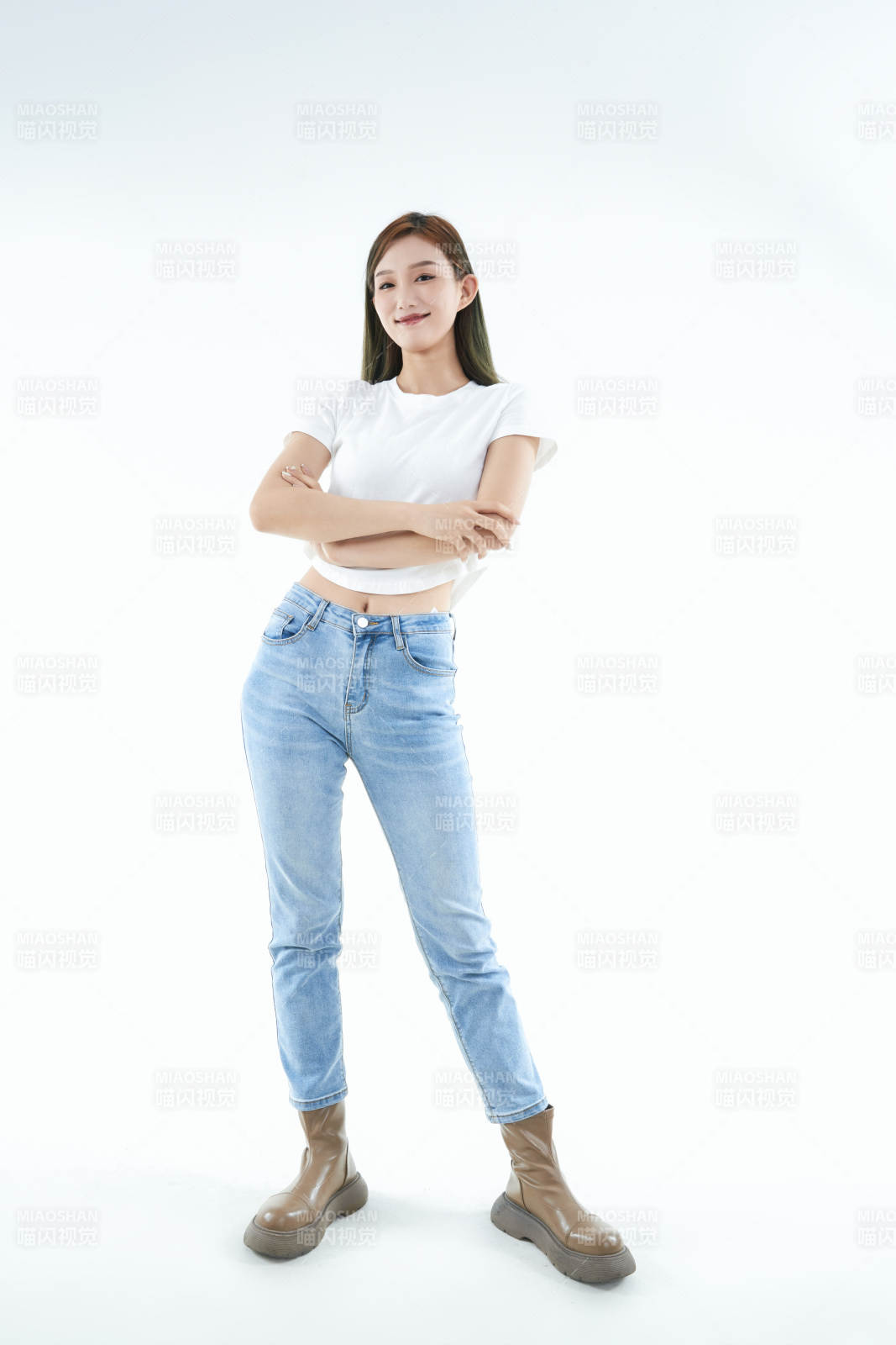 白色背景下的可爱活泼亚洲少女图片