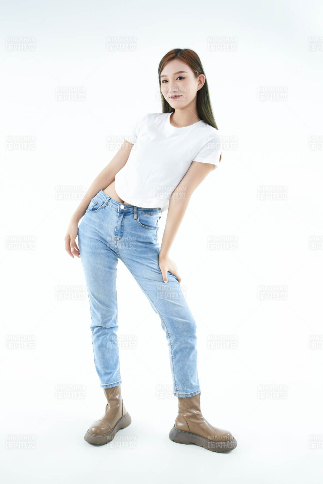 白色背景下的可爱活泼亚洲少女图片