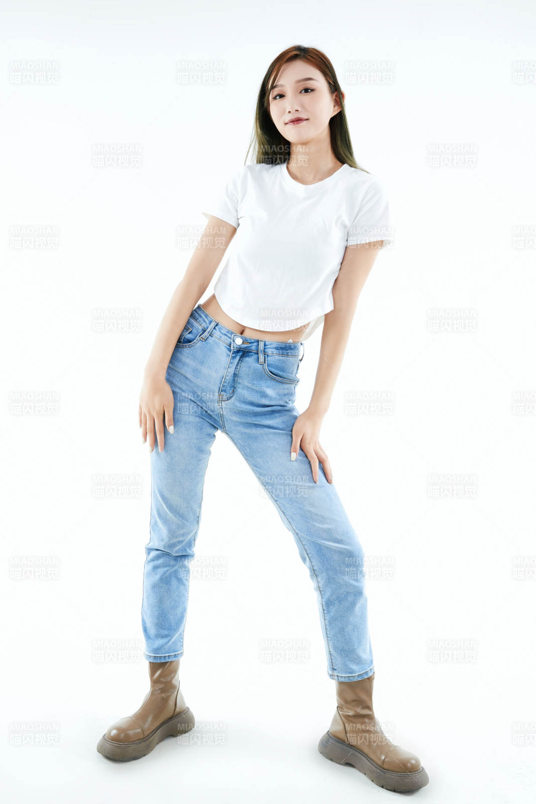 白色背景下的可爱活泼亚洲少女图片