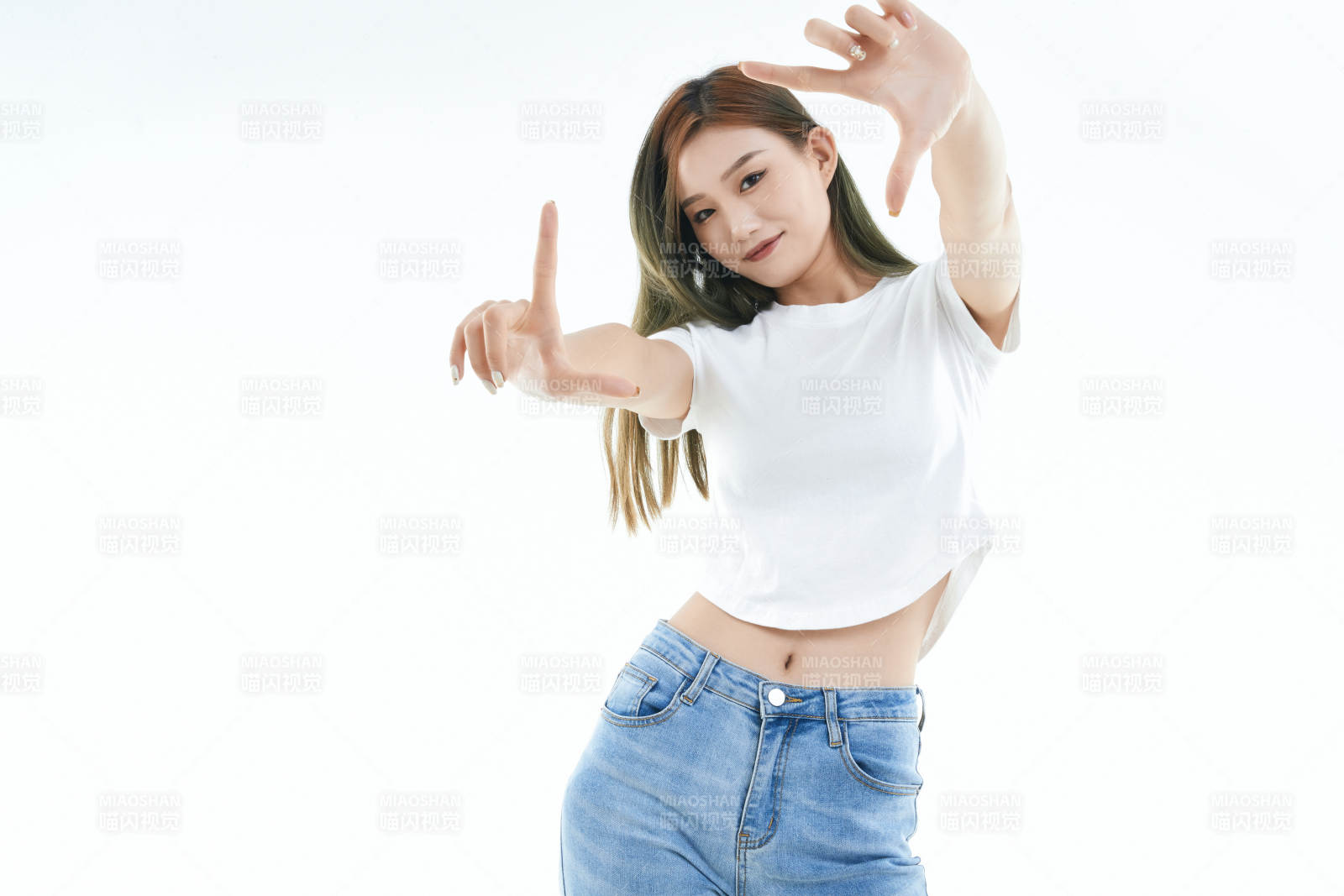 白色背景下的可爱活泼亚洲少女图片