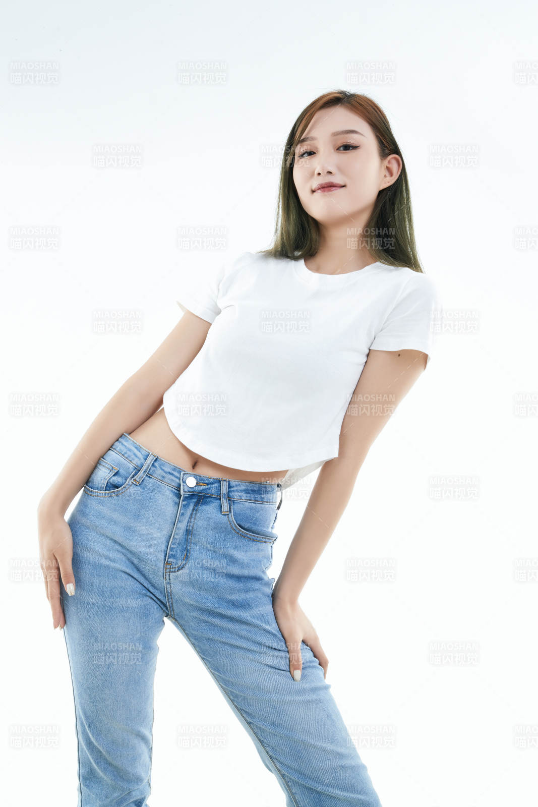 白色背景下的可爱活泼亚洲少女图片