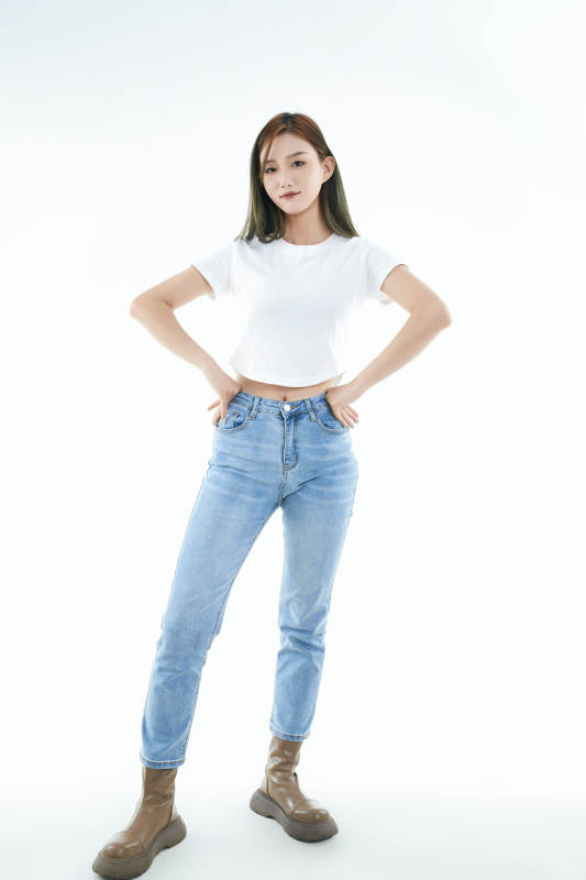 白色背景下的可爱活泼亚洲少女图片