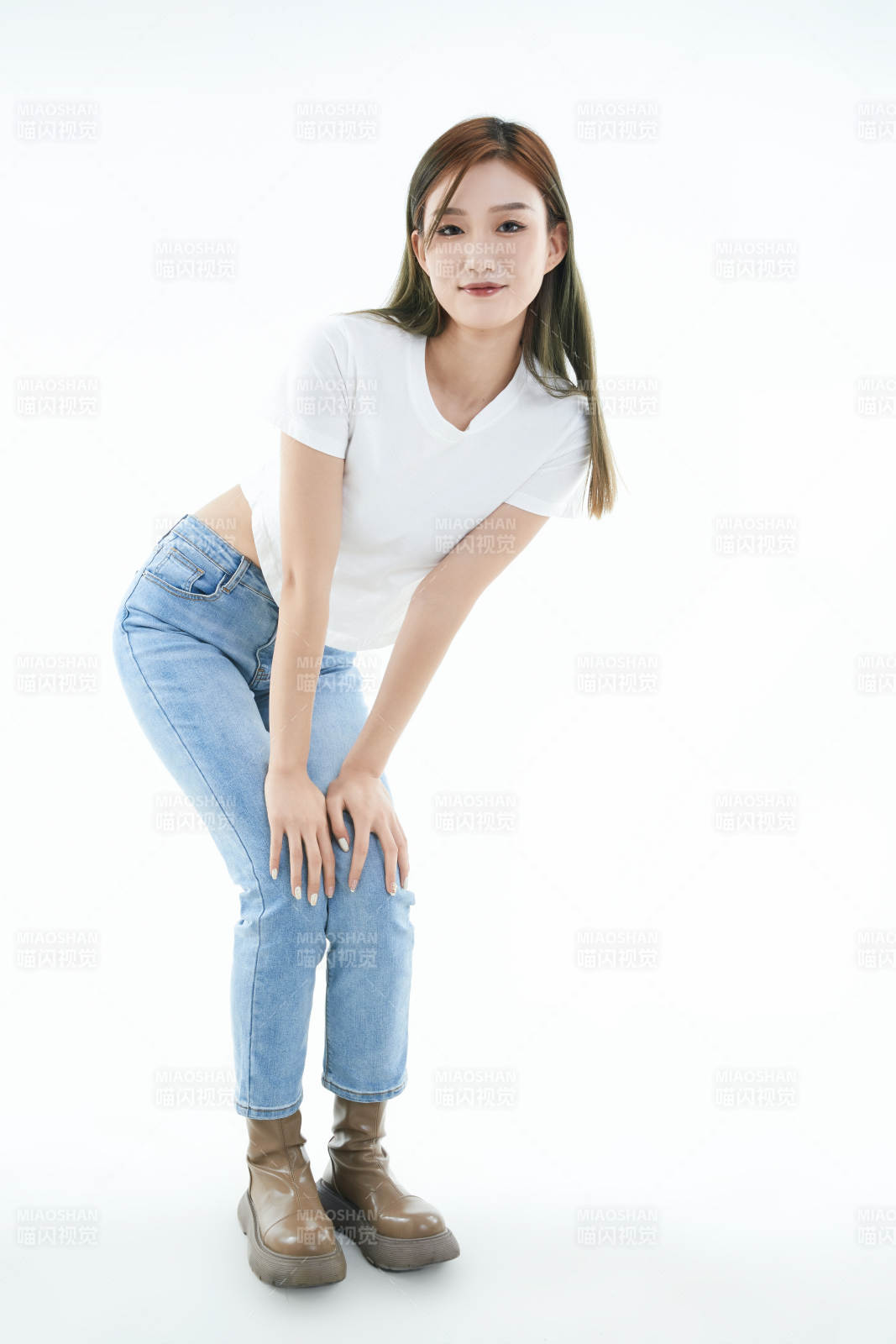 白色背景下的可爱活泼亚洲少女图片