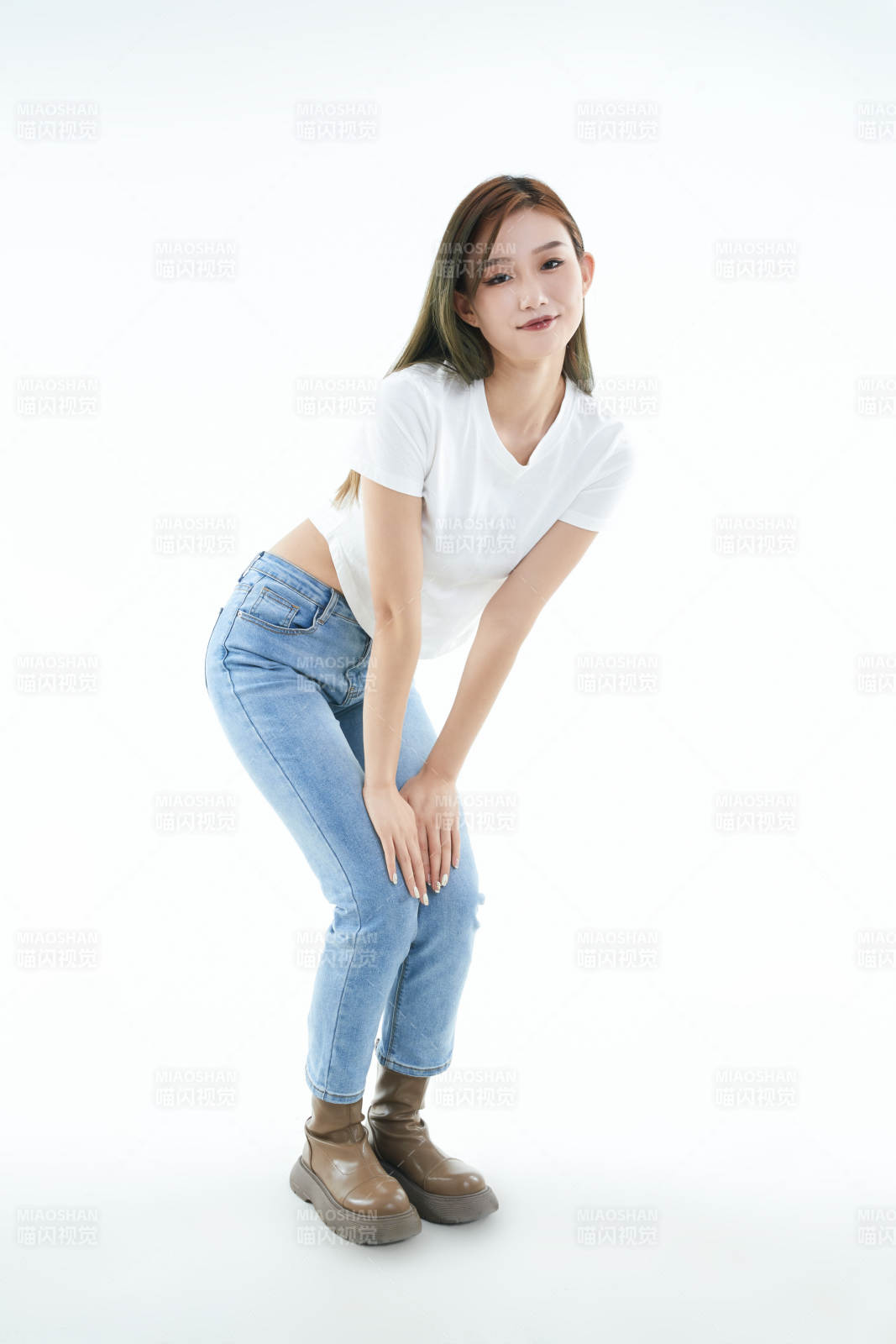 白色背景下的可爱活泼亚洲少女图片