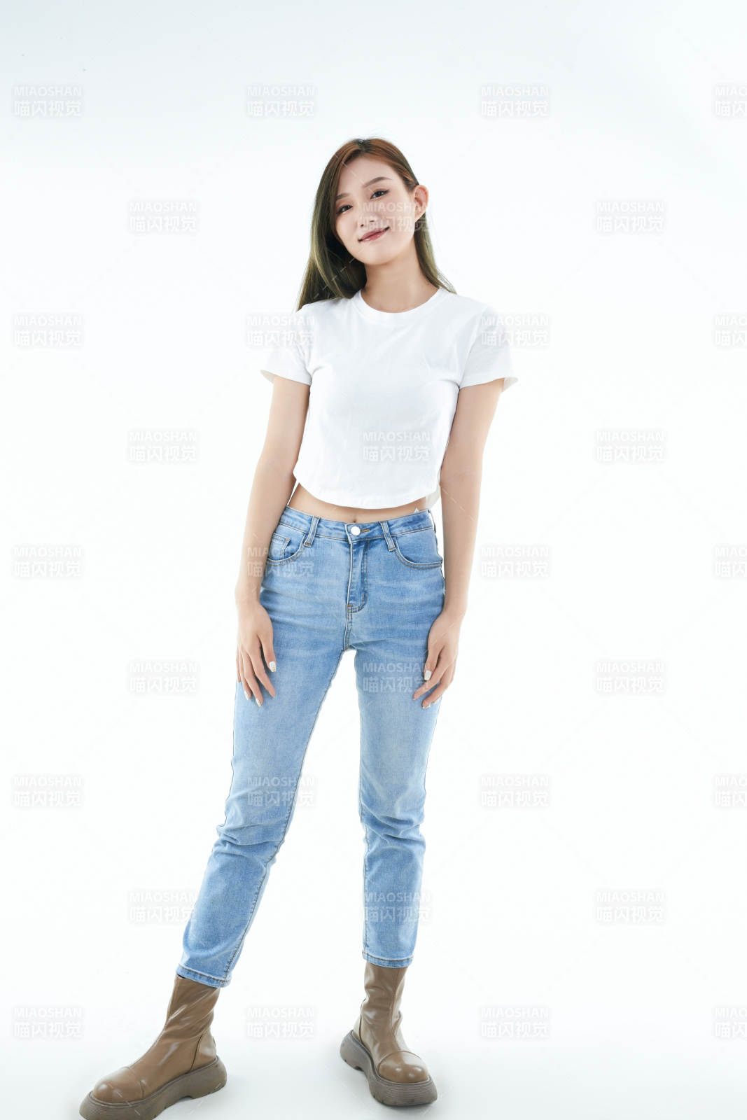 白色背景下的可爱活泼亚洲少女图片