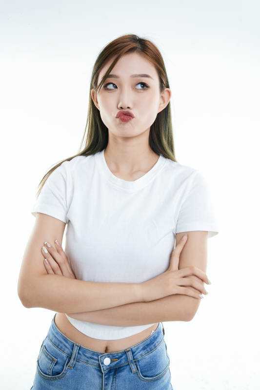 白色背景下的可爱活泼亚洲少女图片