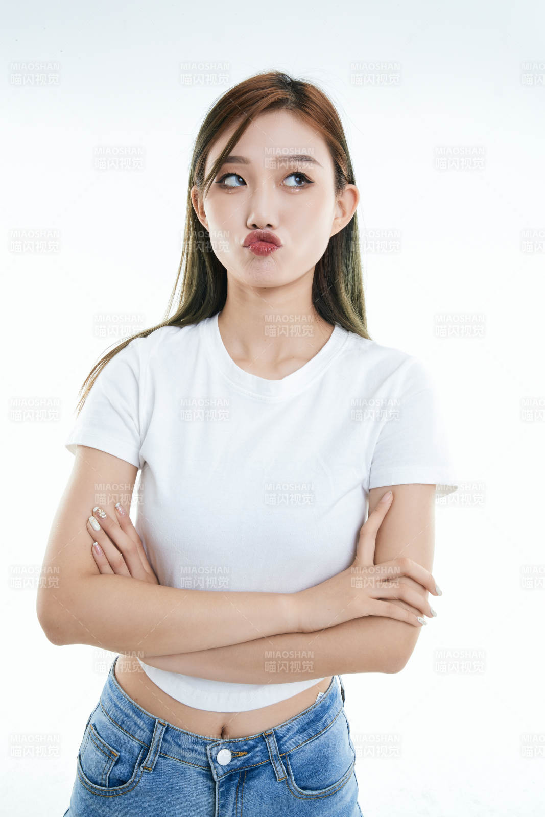 白色背景下的可爱活泼亚洲少女图片