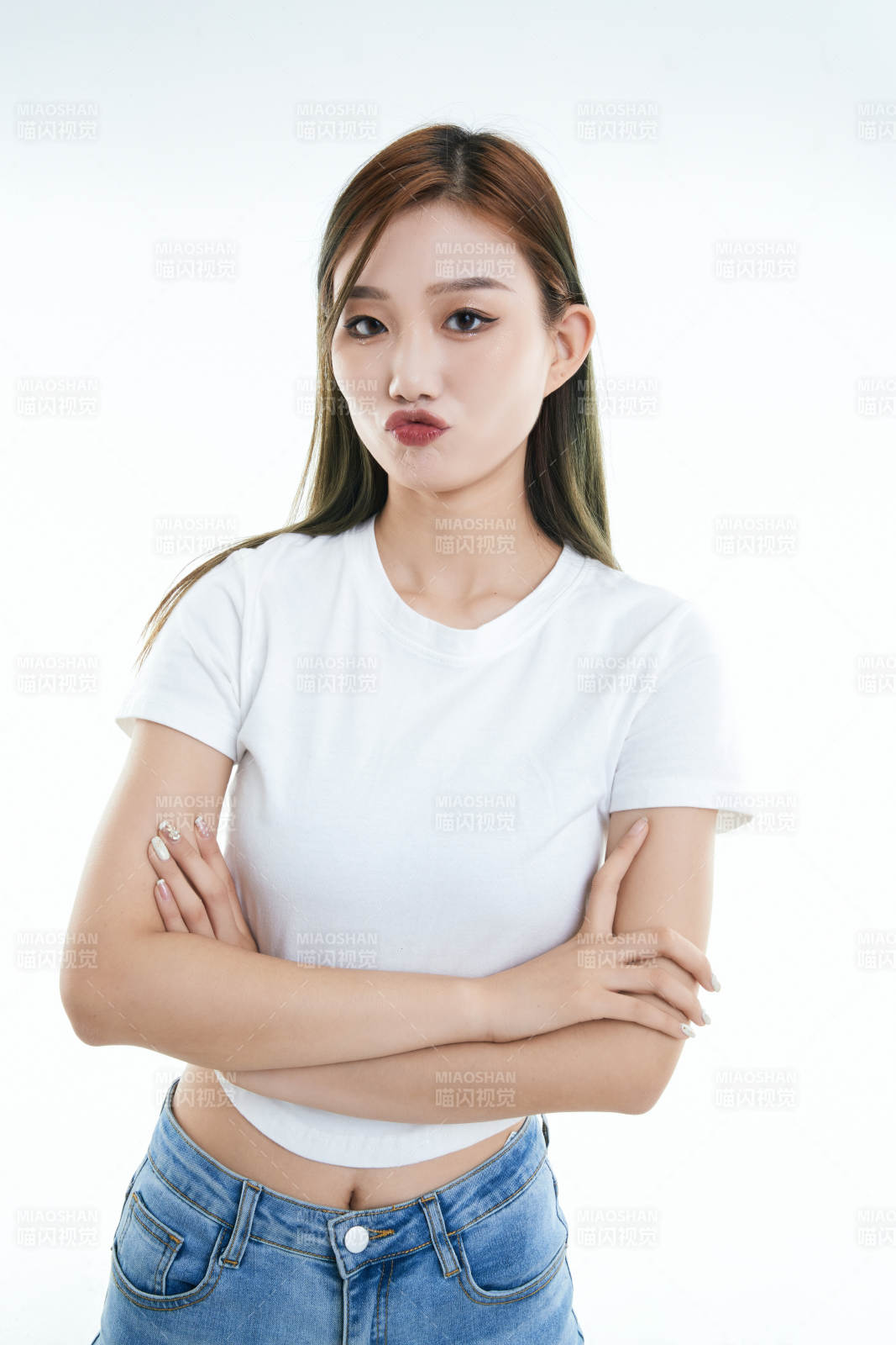 白色背景下的可爱活泼亚洲少女图片