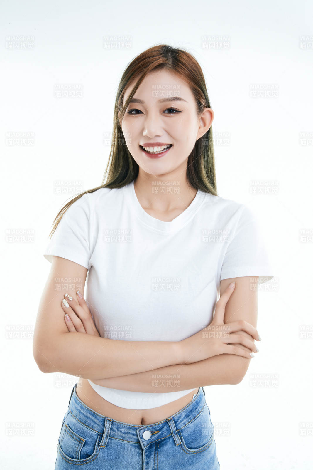 白色背景下的可爱活泼亚洲少女图片