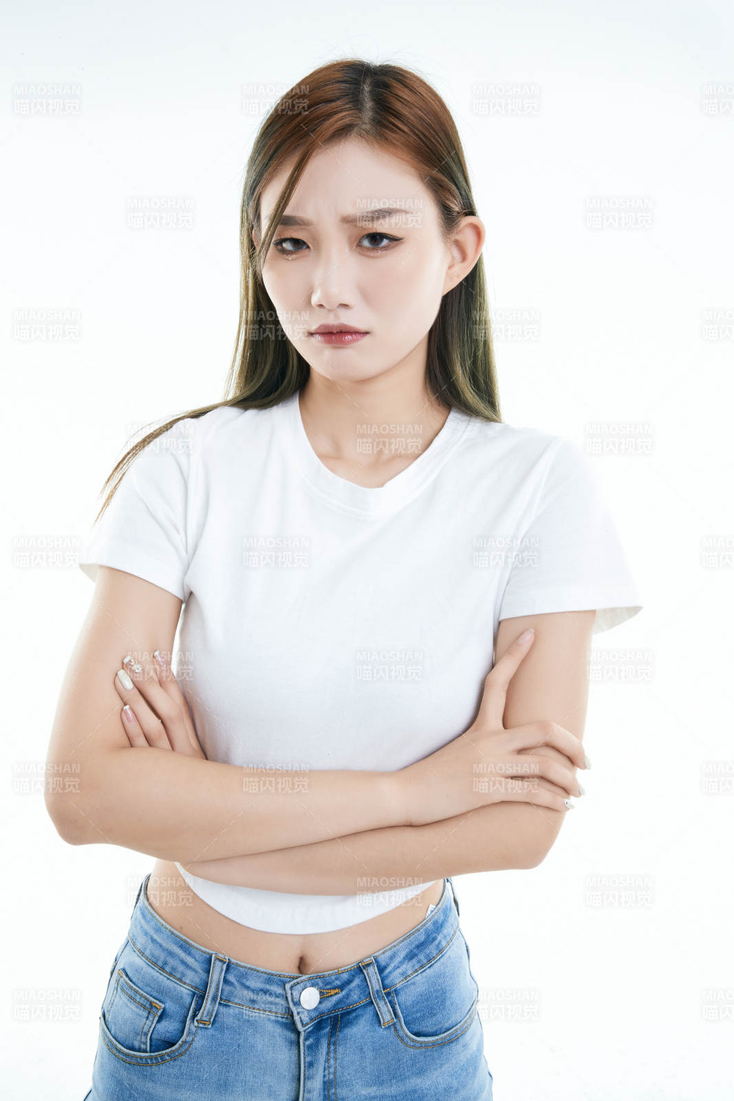 白色背景下的可爱活泼亚洲少女图片