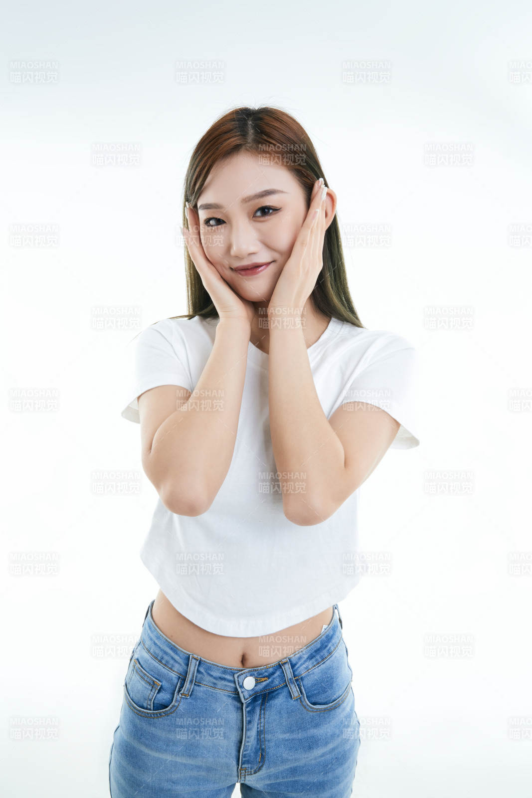 白色背景下的可爱活泼亚洲少女图片