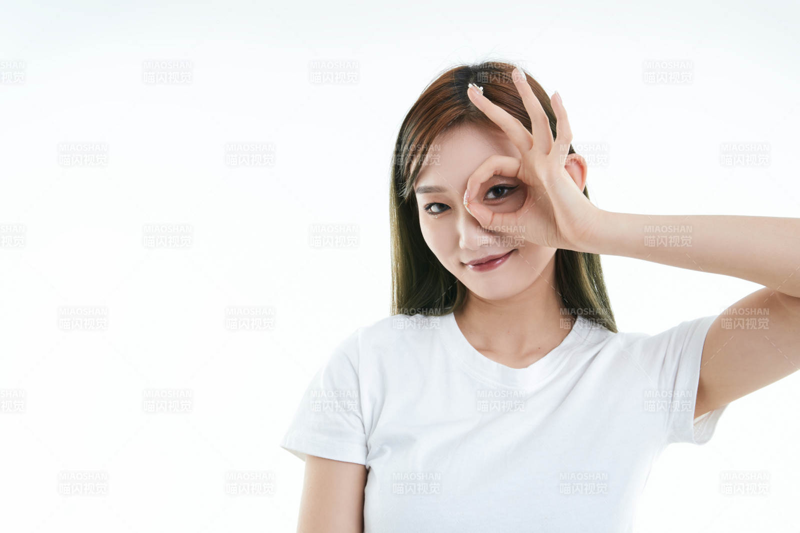 白色背景下的可爱活泼亚洲少女图片