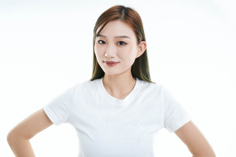 白色背景下的可爱活泼亚洲少女图片