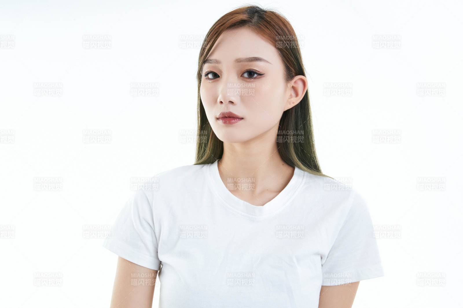 白色背景下的可爱活泼亚洲少女图片