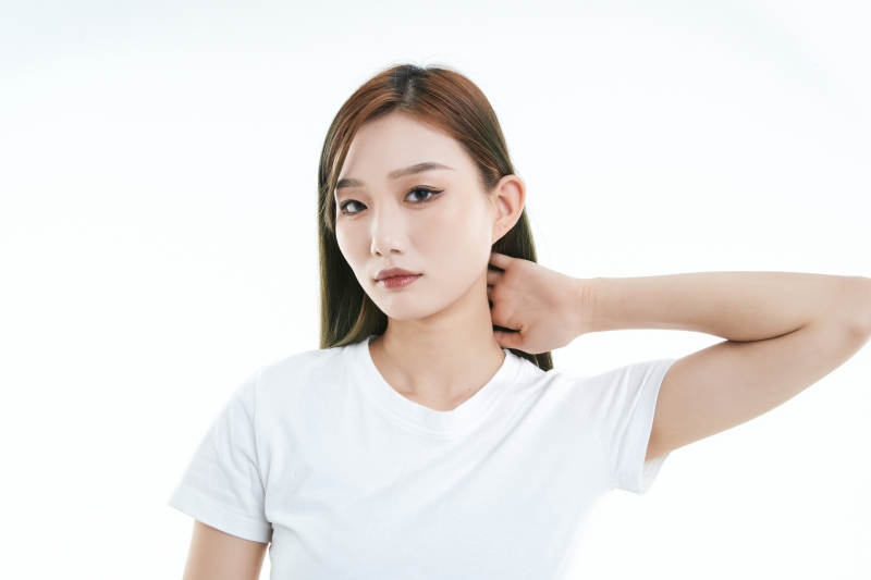 白色背景下的可爱活泼亚洲少女图片