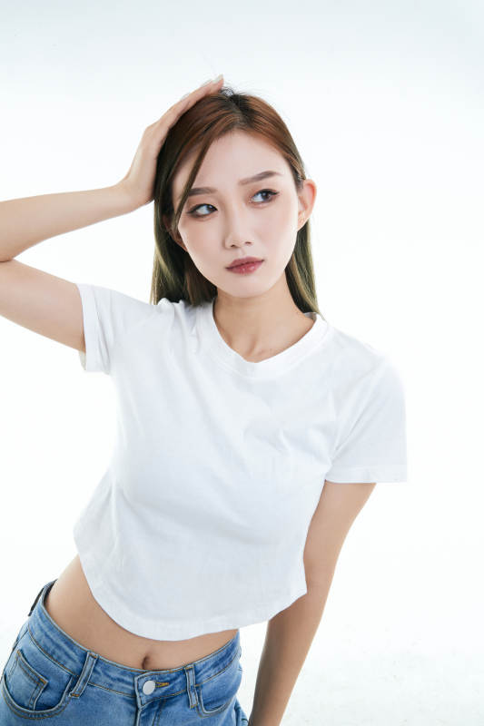 白色背景下的可爱活泼亚洲少女图片
