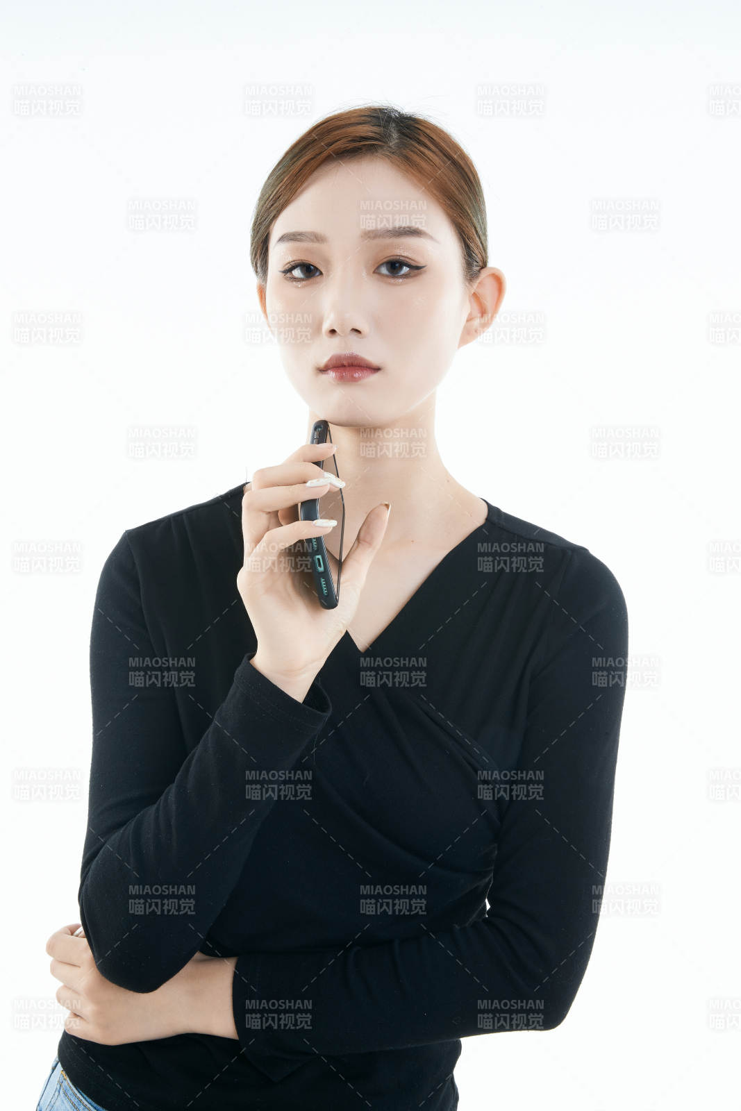 使用手机的亚洲可爱少女图片