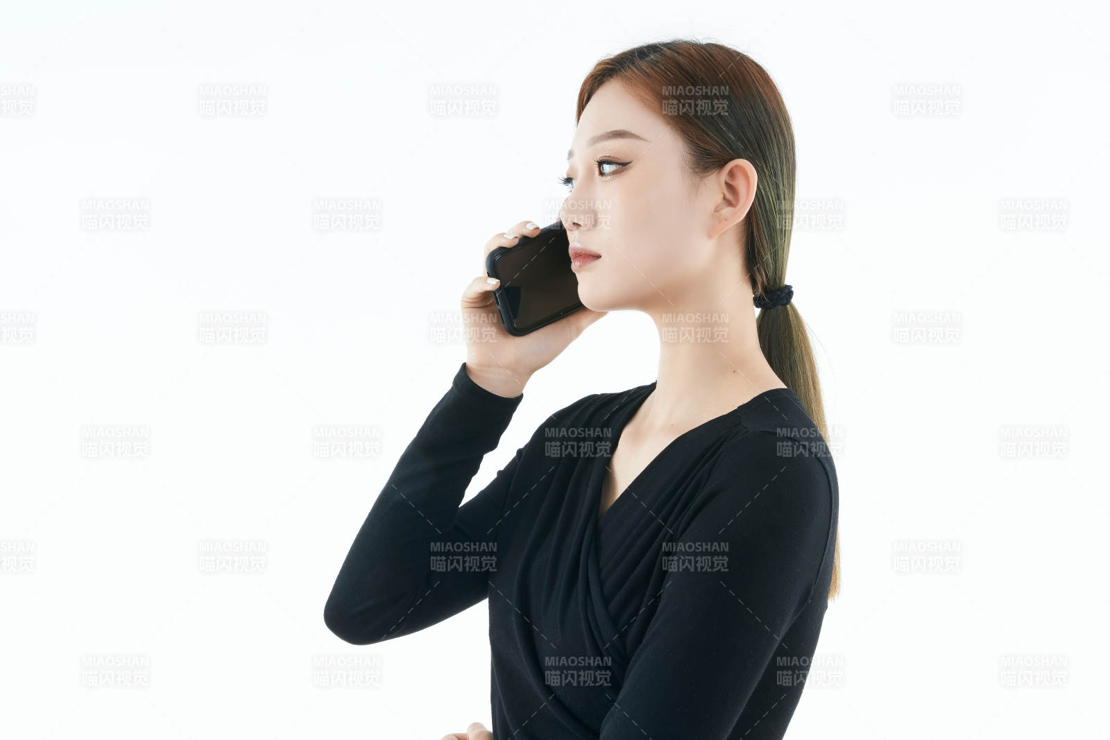 使用手机的亚洲可爱少女图片