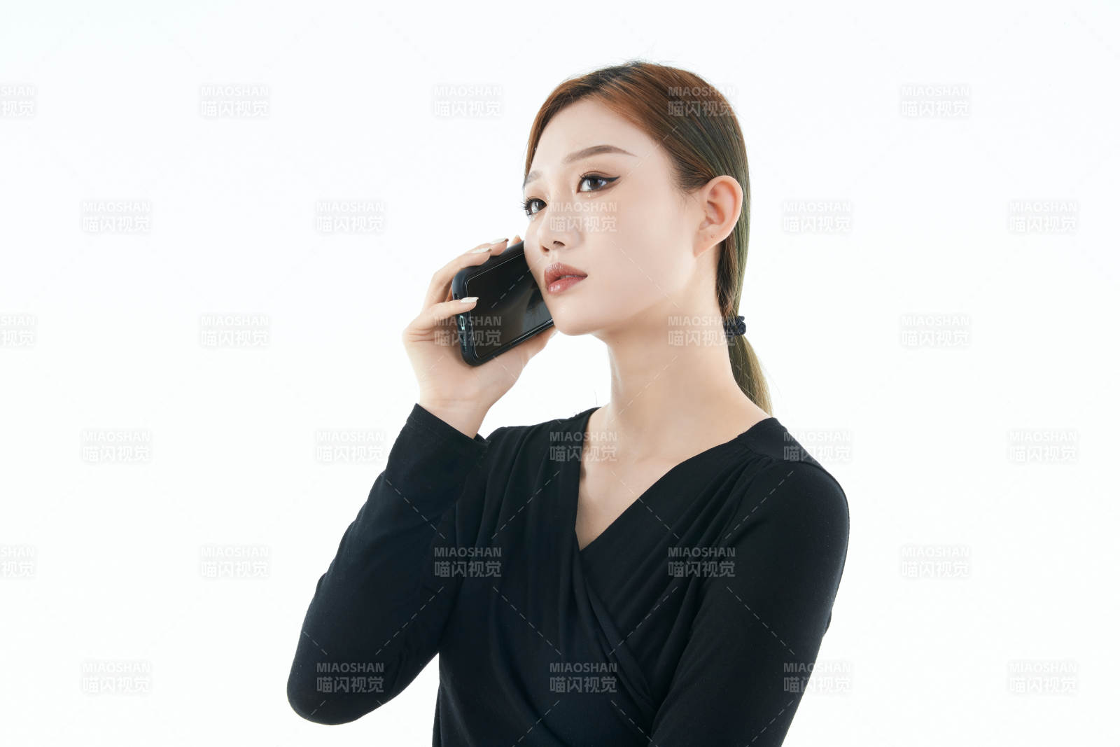 使用手机的亚洲可爱少女图片