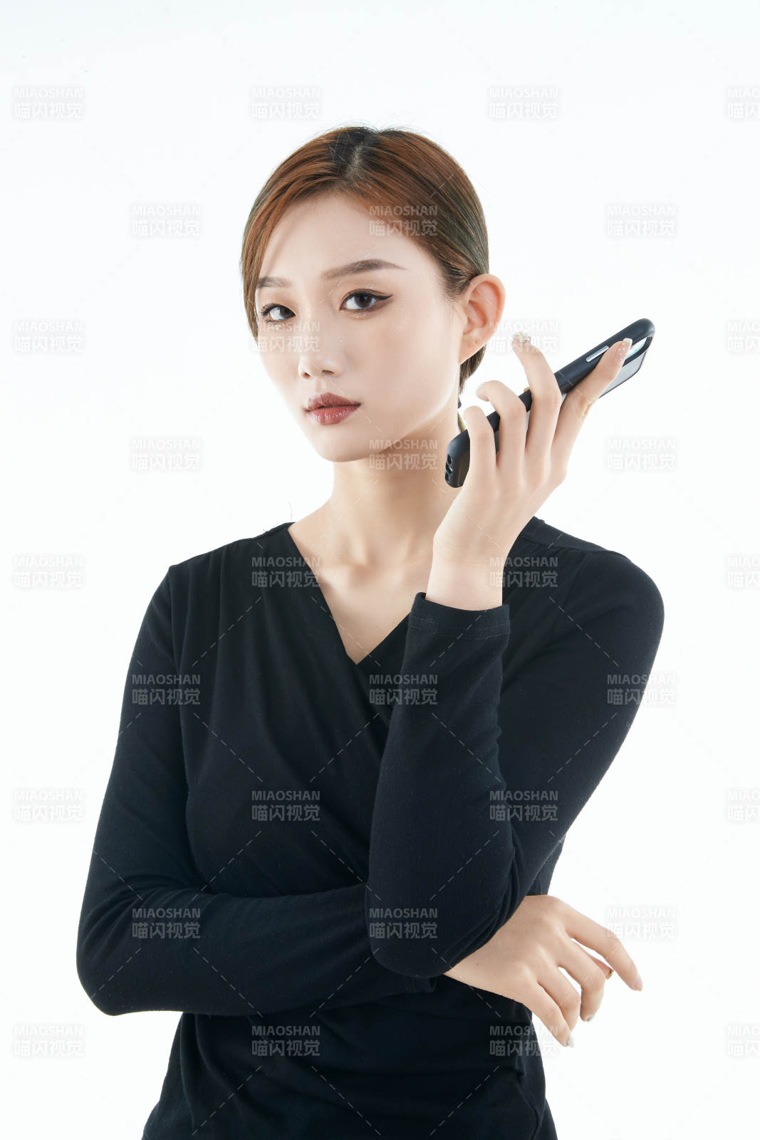 使用手机的亚洲可爱少女图片