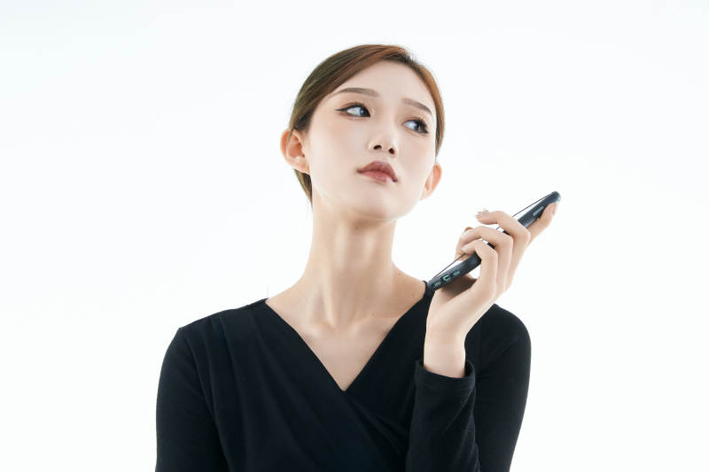 使用手机的亚洲可爱少女图片