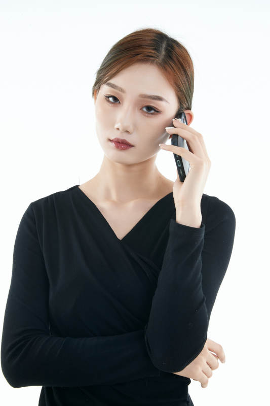 使用手机的亚洲可爱少女图片