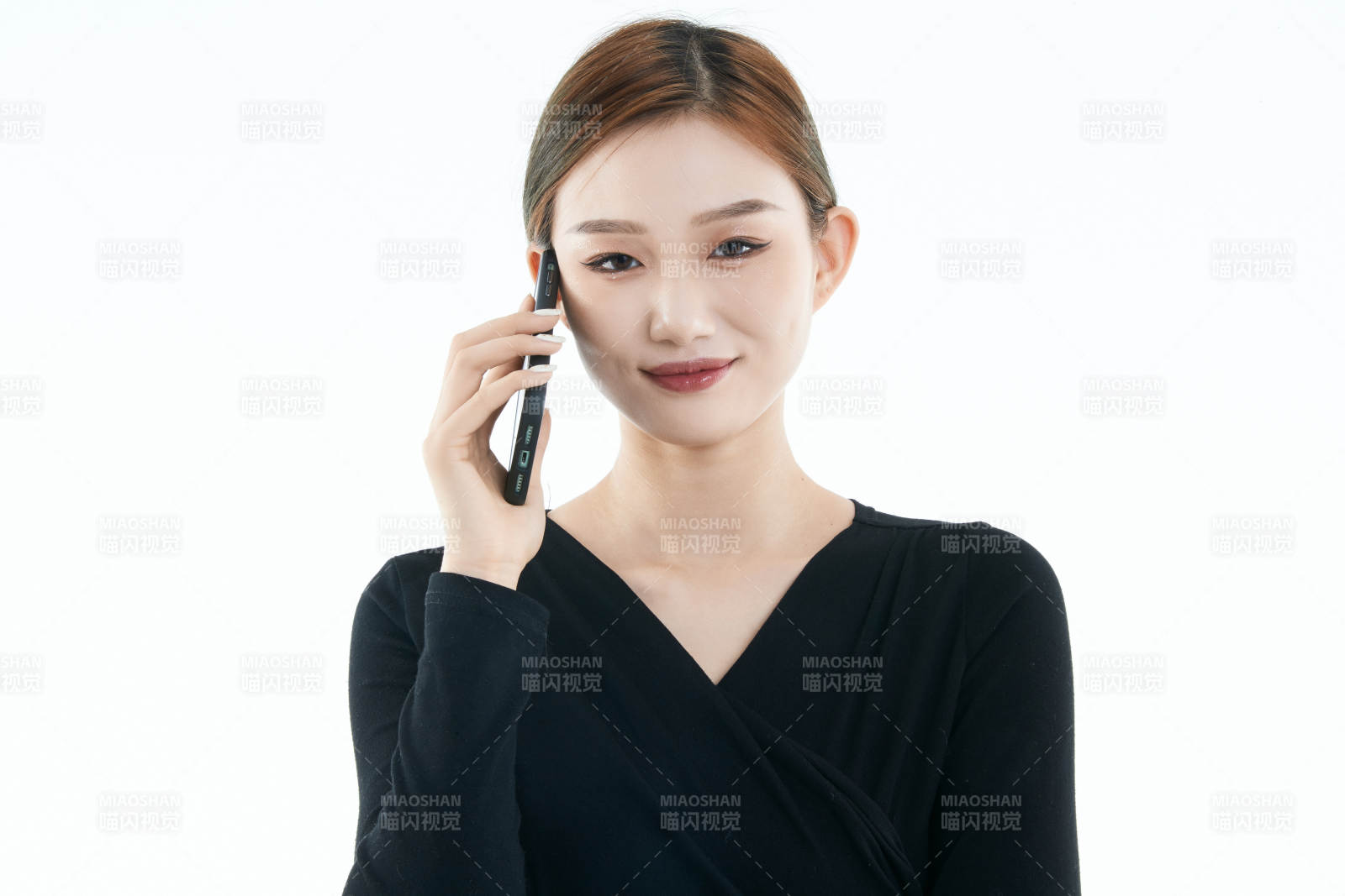 使用手机的亚洲可爱少女图片