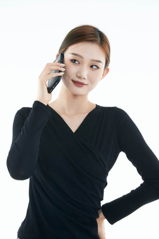 使用手机的亚洲可爱少女图片