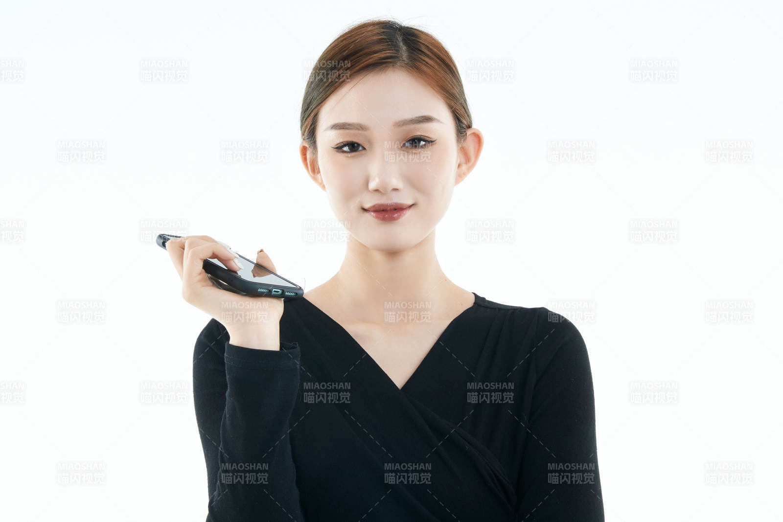 使用手机的亚洲可爱少女图片