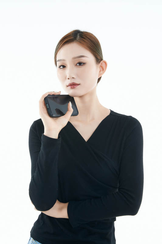 使用手机的亚洲可爱少女图片