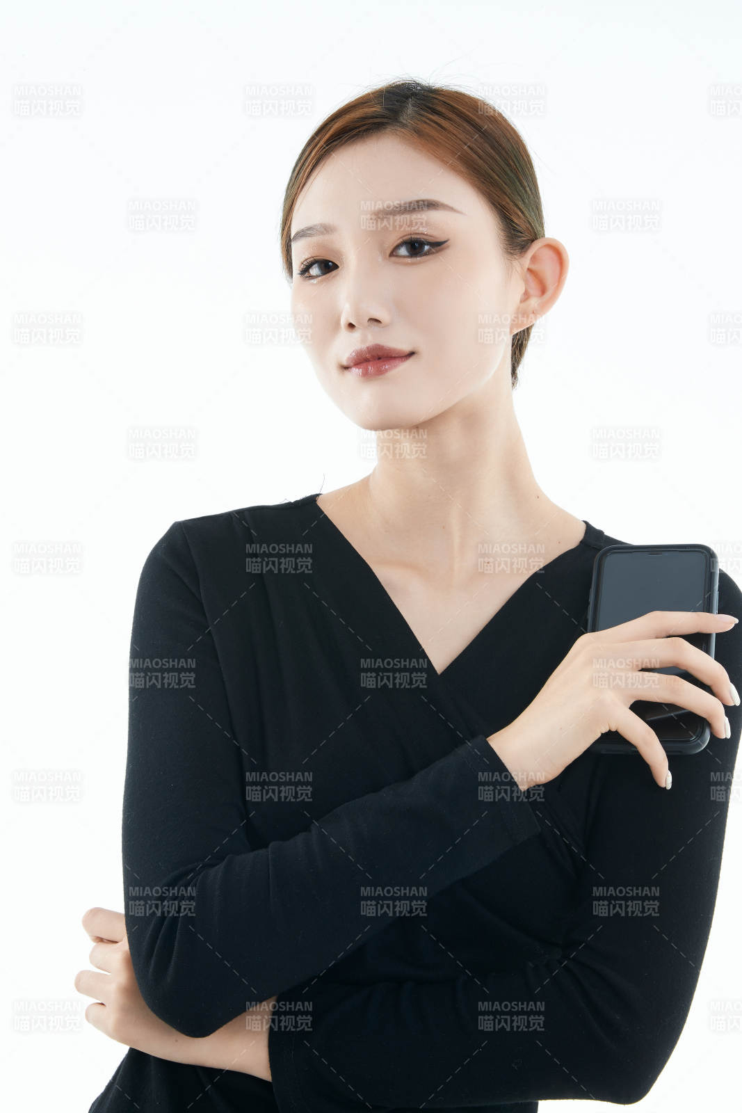 使用手机的亚洲可爱少女图片