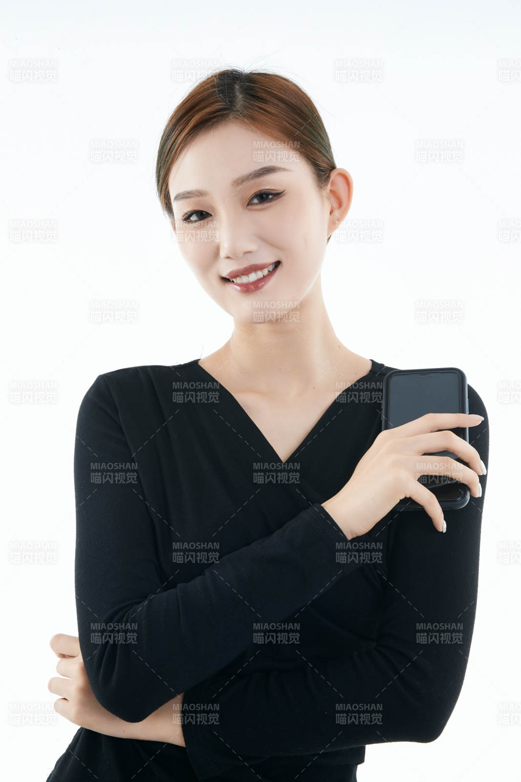 使用手机的亚洲可爱少女图片