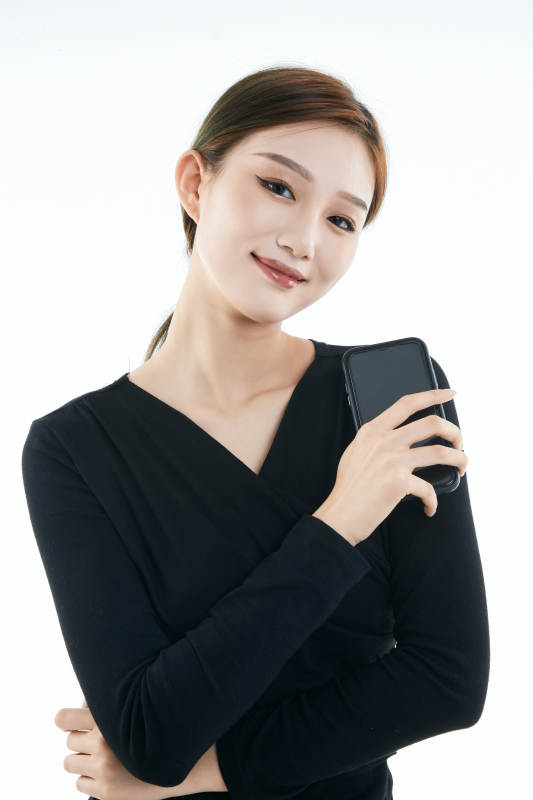 使用手机的亚洲可爱少女图片