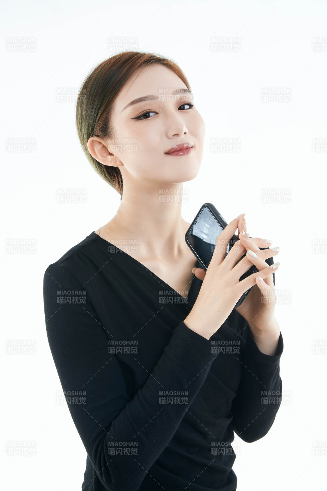 使用手机的亚洲可爱少女图片