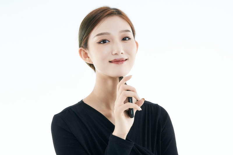 使用手机的亚洲可爱少女图片