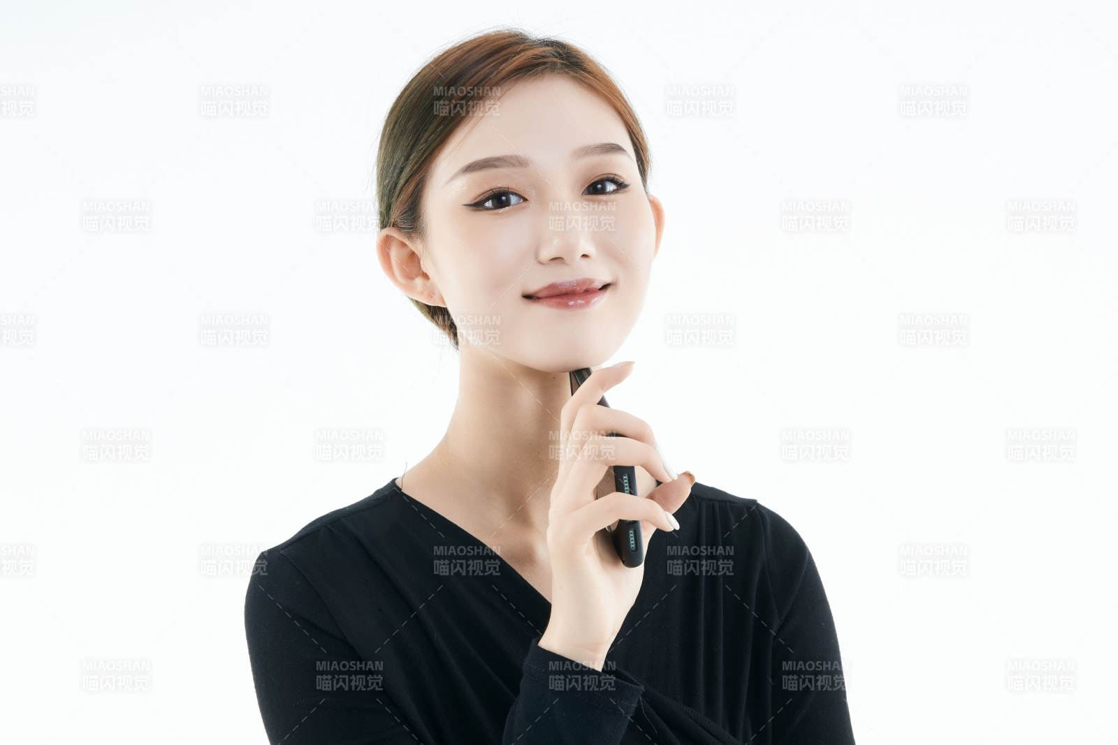 使用手机的亚洲可爱少女图片