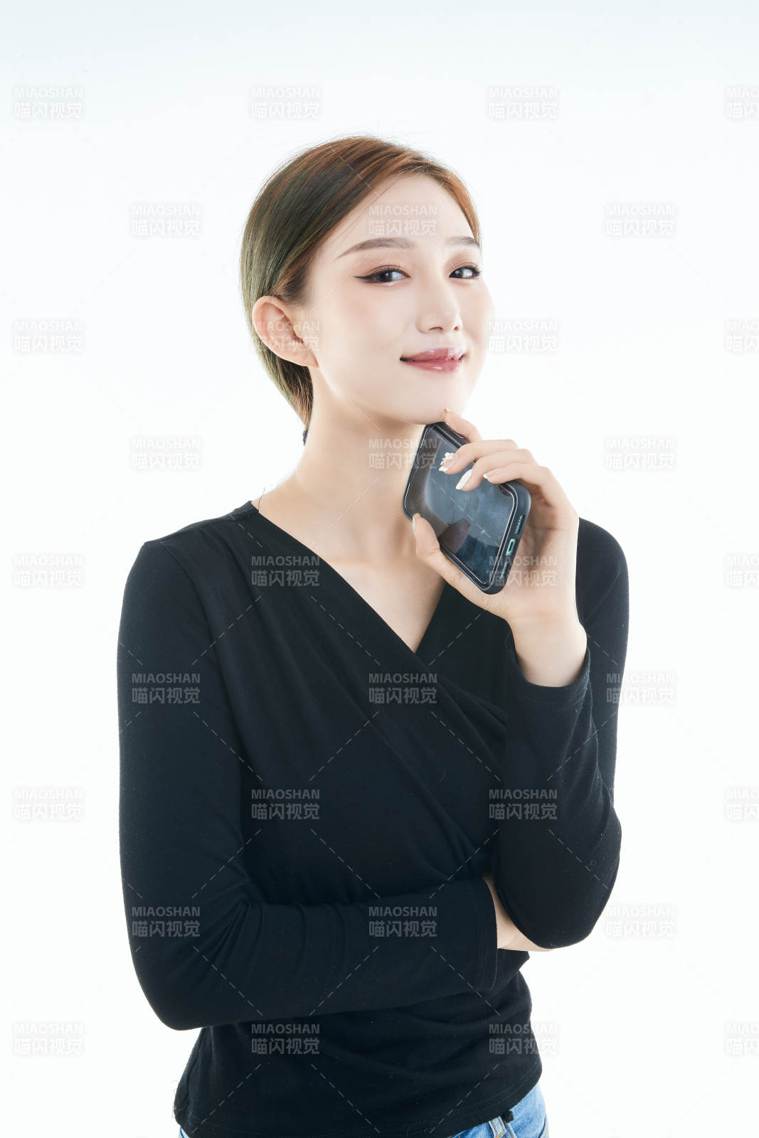 使用手机的亚洲可爱少女图片