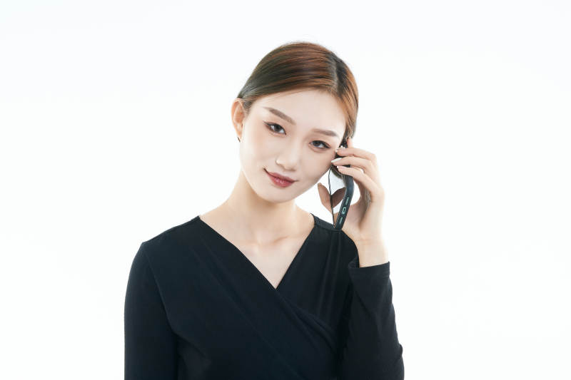 使用手机的亚洲可爱少女图片