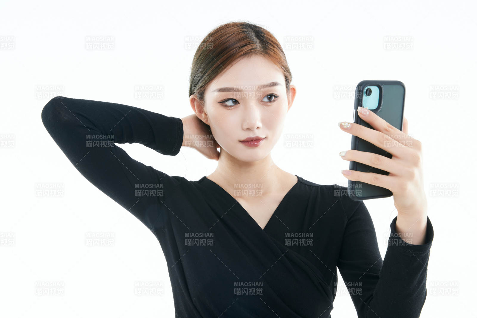 使用手机的亚洲可爱少女图片